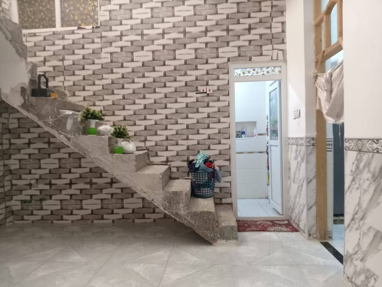 بيت للبيع 
150.متر حي تلعفر خلف جامعه كربلاء 
طابو زراعي سند 25
بناء حديث 2024 طابوك كونكريت
غرفتين وصاله وصحيات خارجيه وداخليه
مطبخ حار مطبخ بارد. ستقبال 
سعر. 70 
***********
