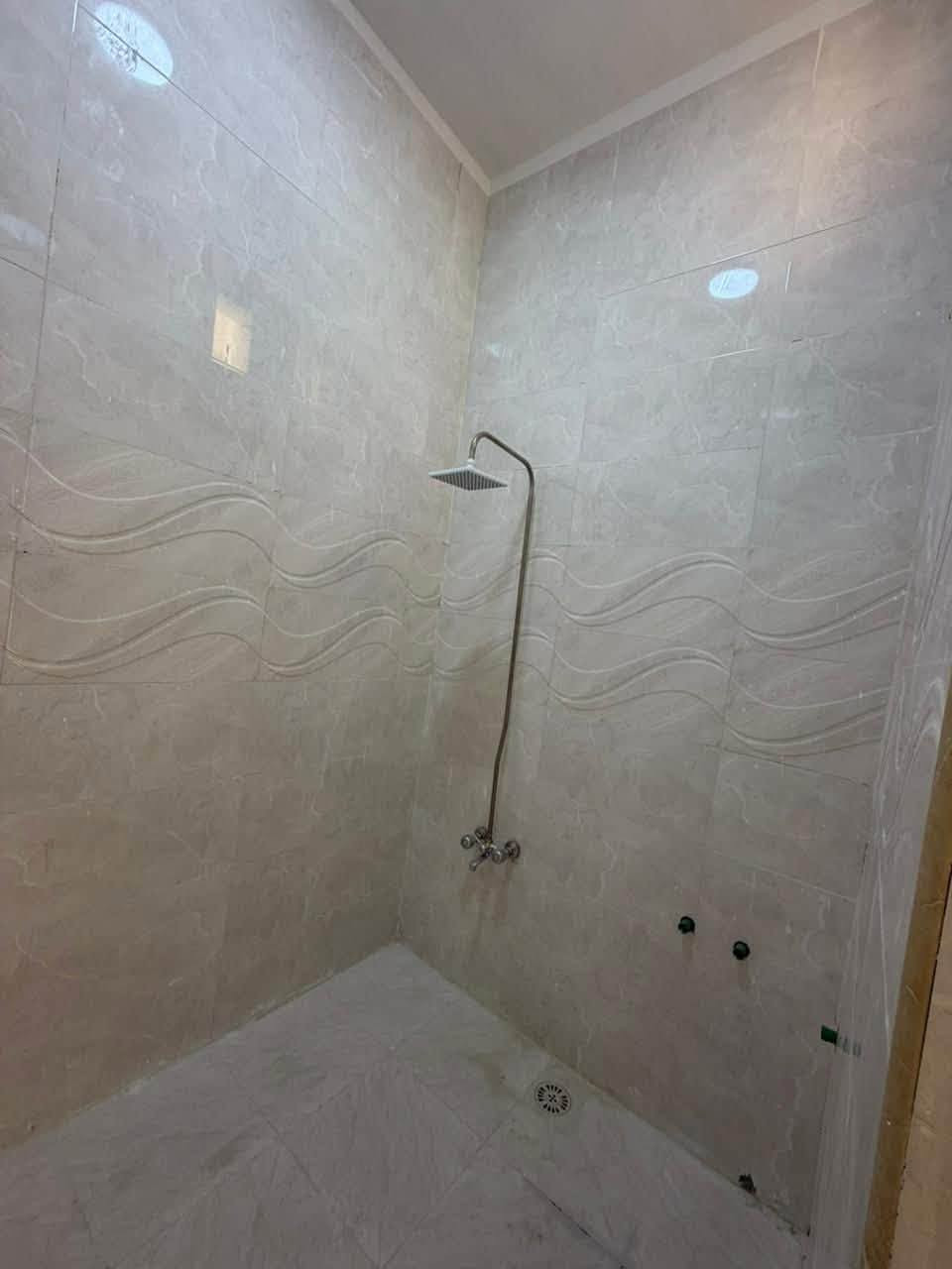 دار سكن للبيع
يحتوي على 2 غرف منام + هول+ مجمع صحيات داخليه + ديوان خارجي + صحيات خارجيه + كراج سياره + ترك ومنور +مطبخ

مساحه المنزل ١٥٠متر 

نوع العقار طابو زاعي سند ٢٥ بسم عراقي وكاله ومكتبه ونسخه من طابو

علماً المنزل بالكامل سيراميك 

نوع السقف كونكريت 

يتوفر كهرباء أمبيرات 

المنطقه تحتوي على جميع الخدمات ماء وكهرباء ومستوصف صحي ومدارس ابتدائيه 

الجيران ذهب صافي 

العنوان البصره شط لعرب الجزيره شارع زين العابدين

علماً المنطقه اصوليه بيوت موضفين طابو والمنزل محاذي للبيوت الطابو 

السعر المطلوب ٧٥ وبي مجال ان شاء الله 

للاستفسار التواصل خاص او على الرقم التالي***********
مكتب عقارت المهندس
