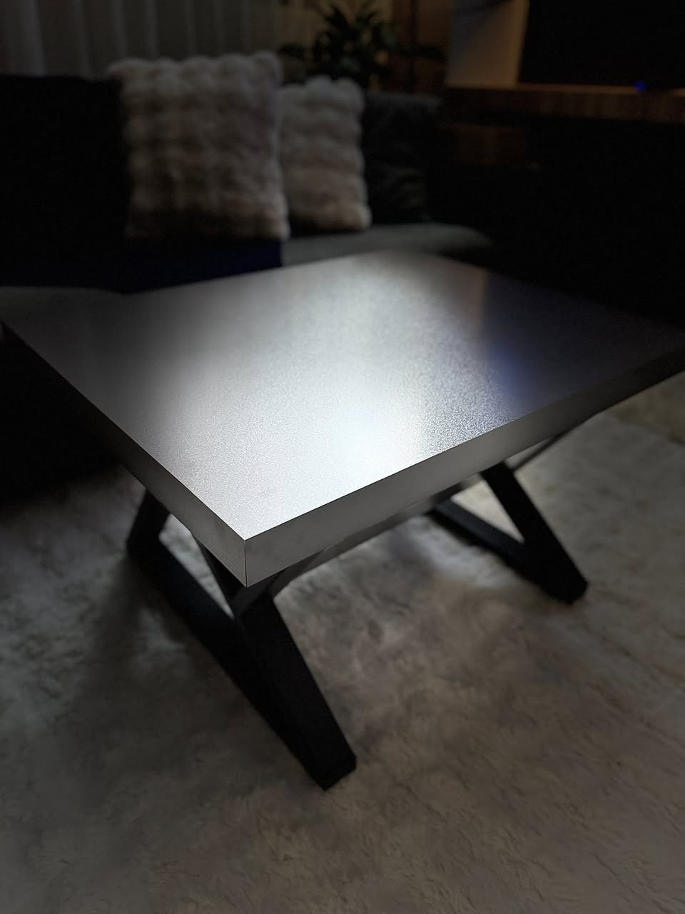 “نفذنا لكم طبلة وسطية مودرن حسب طلب الزبون، بالقياسات واللون اللي اختارها 🖤
تصميم أنيق يضيف لمسة عصرية لكل زاوية في بيتكم ✨

#ورشة_خشب #وحدة_تلفزيون #تصميم_حسب_القياس #مساحات_صغيرة

نصمم وننفذ أثاث وخزانات للمساحات الصغيرة
زورونا في موقعنا / بغداد - القناة، حي البساتين
للطلب والاستفسار 📞 ***********”
