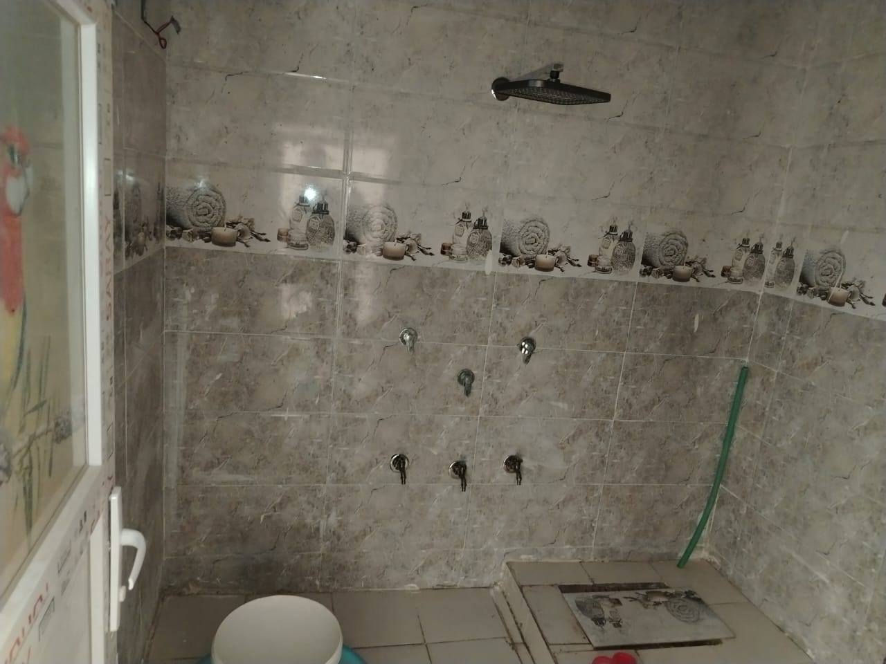 دار للبيع حي الحكيم شارع الوايليه بلقرب من شارع العام عماره بصره طابو زراعي 260م طابقين كل طابق ٣ غرف مع مطبخ وصاله كبيره واسقبال وصحيات داخليه وخارجيه مع كراج البيت جبير ويخبل مال عايله جبيره ب٩٧وبيه مال قليل مجاري وشارع صب متوفره بشارعنه بناء حديث  للاتصال ***********
