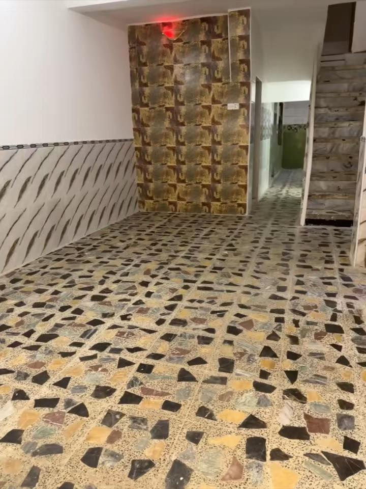 دار للبيع مساحه 105 متر جبه 8 متر السعر 220 الموقع بغداد الجديده خلف المسبح قرب مدرسه الخليج الاستفسار *********** مكتب الحاج ابو سيف للعقار موضح بالتصوير تفاصيل الدار
