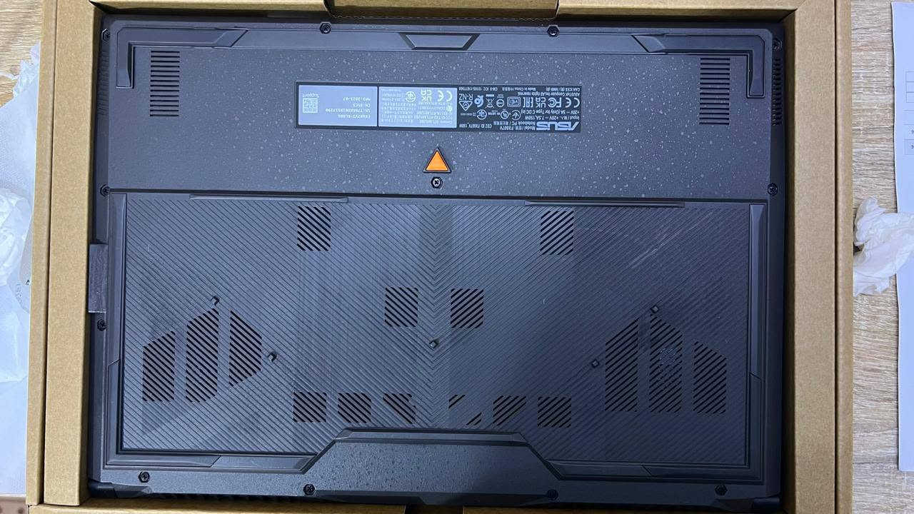 للبيع: لابتوب غيمنغ ASUS TUF Gaming F16 (إصدار 2024) بحالة الوكالة (كسر زيرو) 💎

يا شباب اللابتوب **ASUS TUF Gaming F16** موديل **FX607VJ**، الجهاز غني عن التعريف بقوته وأدائه بالالعاب القوية والمونتاج والدراسة.

**حالة الجهاز:**

* **النظافة:** 100% بحالة الوكالة، خالي من أي شخط أو زلغ نهائياً (لا بالشاشة ولا بالبدن).
وما مفتوح ابد
* **الملحقات:** باكيت الشركة الأصلي موجود بكامل غراضه وملحقاته، وwith وصل الشراء والضمان ماله بعدة فعال (مشتري من شركة ماكس MAX المعروفة ).
* **مدة الاستخدام:** استخدام خفيف جداً ونظيف مال 6 أشهر تقريباً.

**المواصفات القوية:**

* **الشاشة:** 16 إنش بدقة عالية FHD+ (WUXGA) وبتردد **144Hz** سريع جداً ومريح للعين.
* **المعالج:** Intel Core 5 210H جيل حديث للأداء العالي.
* **كارت الشاشة:** NVIDIA GeForce **RTX 3050** بسعة **6GB** (الإصدار الجديد الأقوى مو الـ 4GB القديم).
* **الرام:** **16GB** من نوع DDR5 السريع.
* **التخزين:** **512GB SSD NVMe** سريع جداً بإقلاع النظام والألعاب.

📍 **الموقع:** البصرة.
💰 **السعر المطلوب:** 980,000 دينار


**إذا كنت صاحب هذا الإعلان وتريد حذفه لأي سبب، رجاءا أرسل رسالة إلى الدعم الفني**