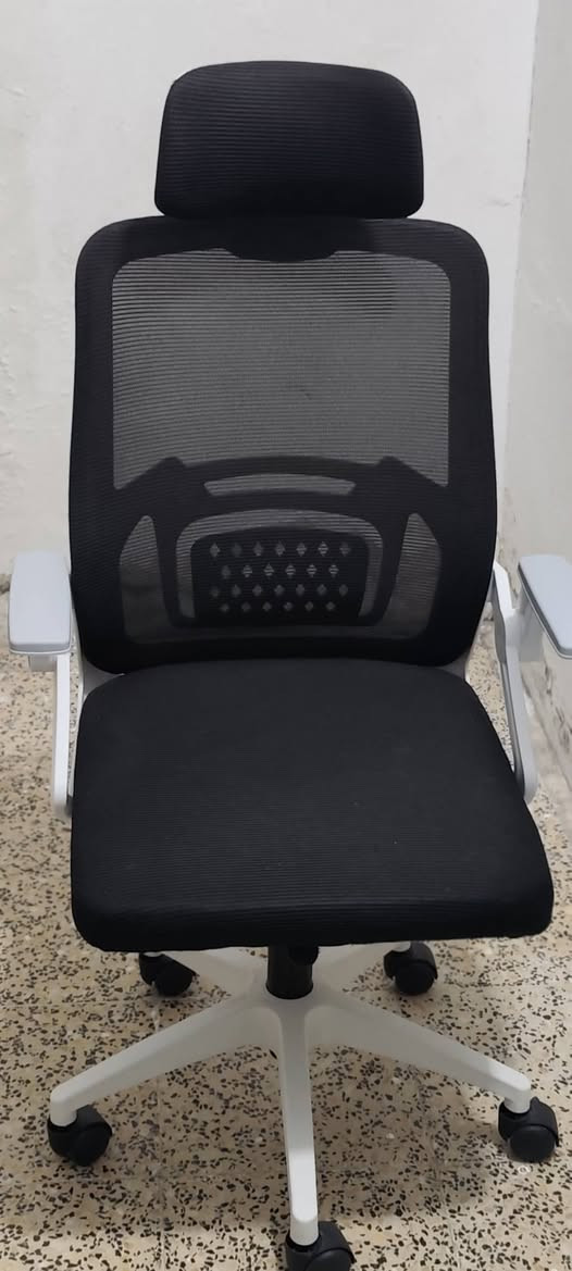 كرسي كيمنك مريح بعدو زيرو +ميز بعدو مامستخدم ميز فصال مو جهاز ميز خشبو ام دي اف  دنكة تصعد فوقو ايذ يتحرك تاخذو بلاش ثنين يالله ينشال رجلي ستيل شراي تصل أو خاص ***********
