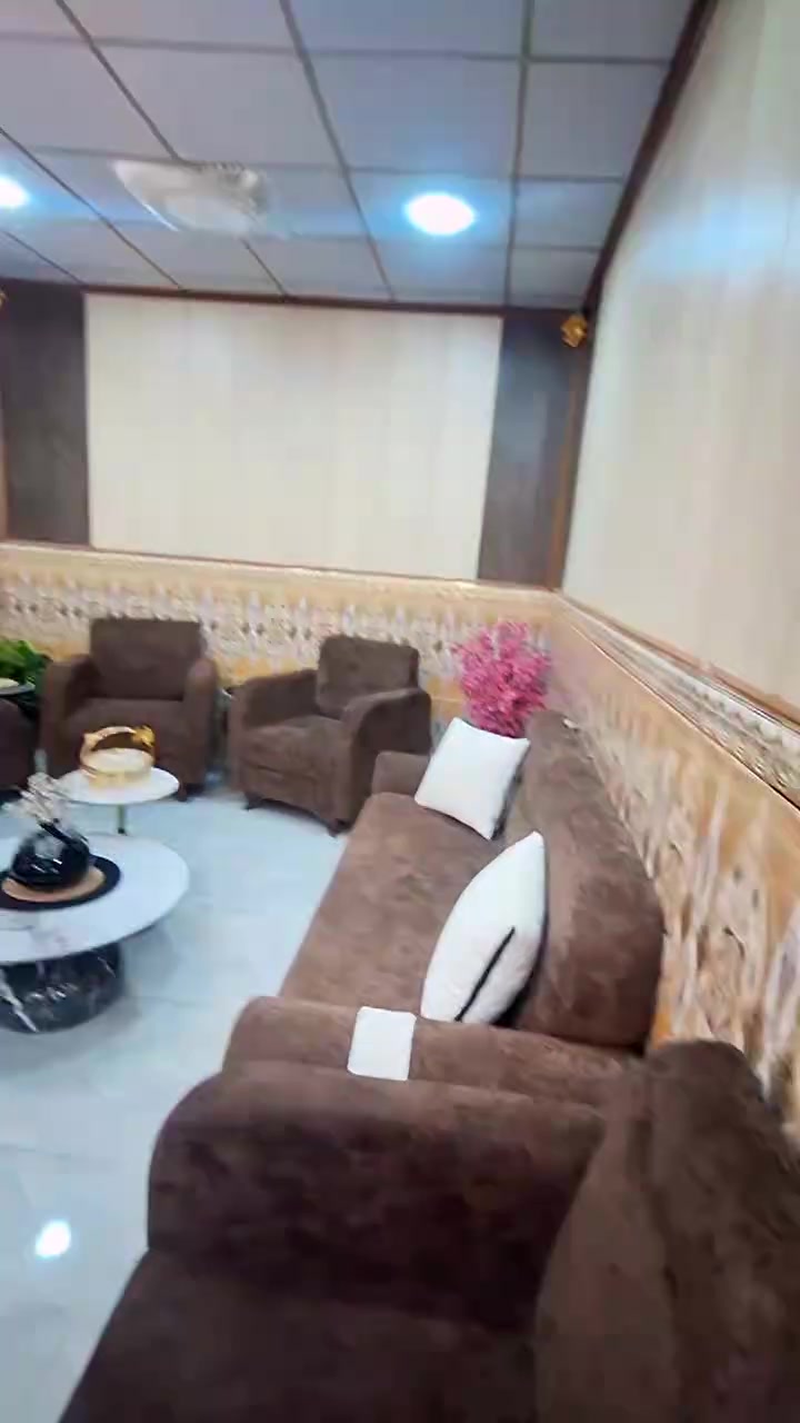 تابع الفيديو  تابع الفيديو  بيت ١٢٠ متر على شارع الشغلات مقابل حسنيه التمايمه مكانه كلش حلو وقريب بيت واحد عن الشارع العام  قبل سبوع طلع منه البنه  يحتوي على غرفتين وصاله واستقبال ومطبخ وصحيات بيت كلش حلو كمل الفيديو وشوفه سعر ٥٥ وبي مجال مع الاثاث *********** الاتصال

