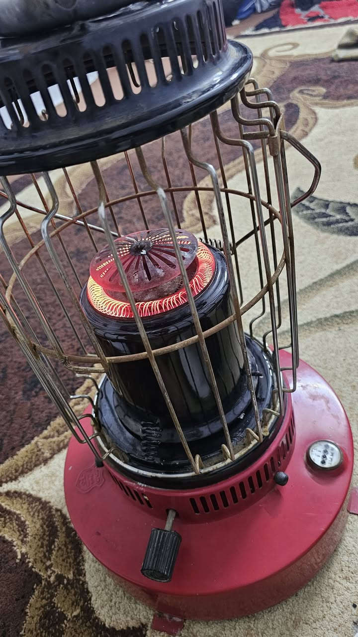 صوبات عدد اثنين شغالات الكهربائيه ثلاث اوجه اثنينهم ب ٢٥ مكاني حي الشرطه اليريدهم يتصل او يراسل وتساب ***********
