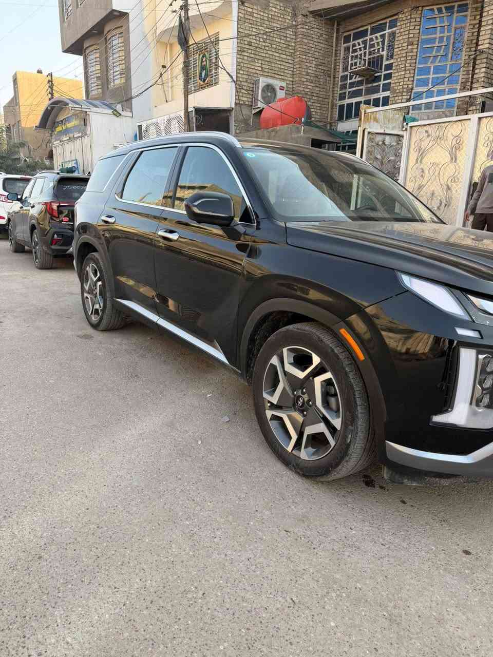 هيونداي باليسيد 2025رقمها بغداد  شهداء محركها 3800 أوحاليا مشت عندي 6000الف سبعه راكب كشنات منفصلة   (بلاك اديشن) رياضية بالكامل وفيها (7أنظمة قيادة )ومن ضمنها اوف رود  ومواصفاتها فوق اللمتد يعني مانع تصادم امامي وخلفي وكشنات أمامية تدفئة وتبريد ومرأة قلاب عند الرجوع الى الخلف وحساس الاجتياز وتدفئة مقود    وقيادة ذاتية وتشغيل عن بعد و بقية المواصفات المعروفة واطاراتها نوع برجستون  موبايل ***********وبصمات عدد 2 بغداد, العراق
