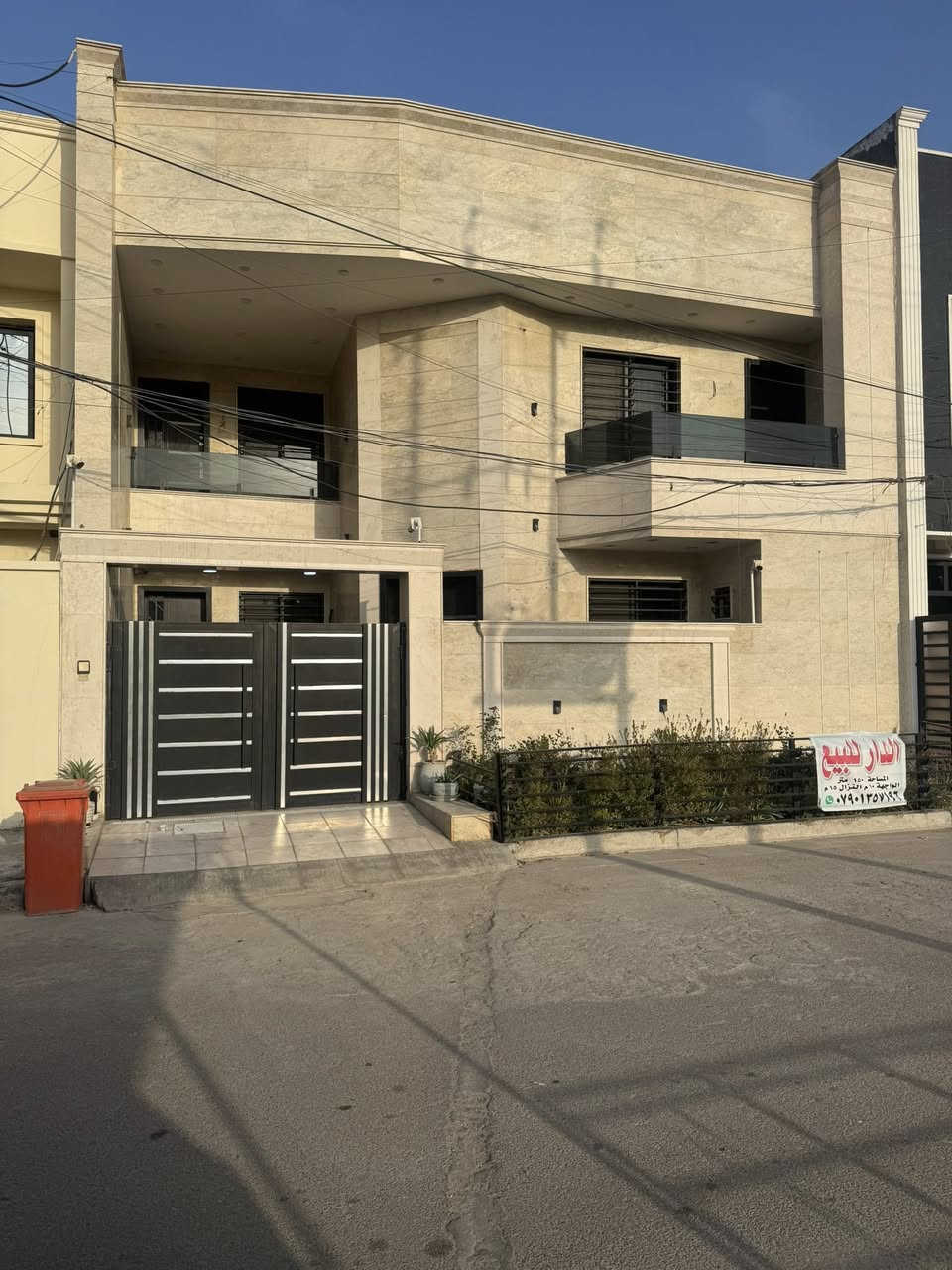 دارللبيع مساحة 150م واجهة 10والنزال15 ...في منطقة الشارقه خلف الشارع التجاري المؤدي للعامرية مقابل البيت تشجير مع وجود كراج وقمريه تكفي لسيارتين ...يحتوي الدار على 4غرف نوم كبيره واحده فيها حمام داخلي مع 4حمامات ومطبخ كبير مع مظبخ صغير حار...واستقبال مع حمام بالاضافه الى هول داخلي كبير مساحته 5*5ونص وهول داخلي للطابق الثاني وبيتونه مع مخزن بالاضافه الى غرفة مسقفه بالسطح تكون لالعاب الاطفال مع وجود غرفة صغيره بالسطح خاصه بالتانكيات والسخان ...البيت نظام بواري للسبالت مع التقطير 
الارضيه للطابق الاول مرمر والطابق الثاني بورسلين ثقيل 80*80
جدران الحمامات والارضيه اسباني وجدران المطبخ الواح 60*120 علما ان داخل البيت كله الطابق الاول والثاني جبسن بورد مع الاناره ...الواجهة الخارجيه مرمر بالكامل مع وجود بروفايلات اناره بالاضافه الى بالكونات عدد 2 جام مسكرت حجم10 ملم  مع وجود كابينات للغاز والاحذيه ولماطور الماء واخر لميزانيه الكهرباء ...عذرا للاطاله للجادين بالشراء الاتصال *********** يوجد واتساب عنوان الدار حي الجهاد منطقه الشارقه
