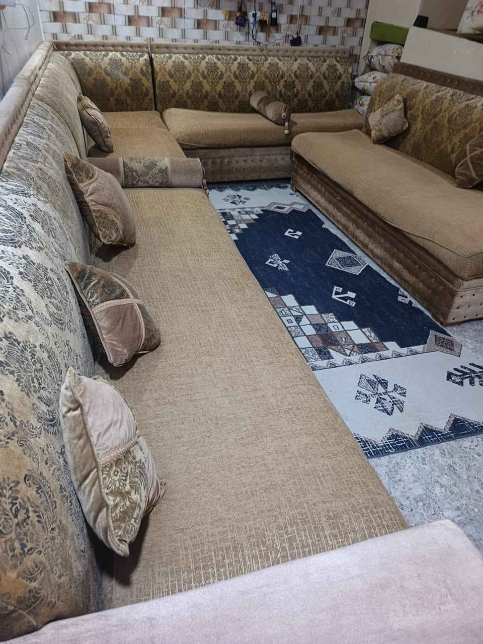 تخم ونص 16 نفر ديوان خليجي يتكون من 6 قطع 3 قطع ثلاثيه ووحدة اربع نفرات ووحدة نفرين وقطعة زاوية اي ضرر مابيه كلش نظيف مثل ما واضح بالصور السعر 450 وبي مجال العنوان ناصرية


**إذا كنت صاحب هذا الإعلان وتريد حذفه لأي سبب، رجاءا أرسل رسالة إلى الدعم الفني**