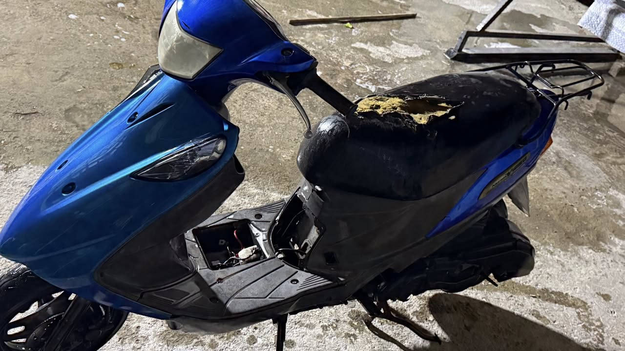 سلام عليكم ادرس ياباني للبيع أو مراوس ماكس عدله 120 شلعه معدل نقصها كلوبات اشاير وبريك خلفي  باتري وبلك وجوزه فقط وشويه ترتيب دراجه حلوه ونضيفه   محلك خير من الله السعر ٣٠٠وبيه مجال بسيط تواصل وتساب 
مكاني بغداد الجديده ***********
