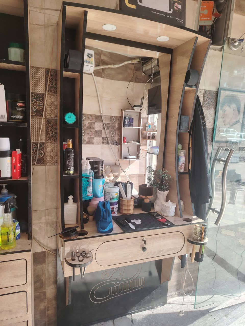 السلام عليكم الغراض للبيع  2 ميز ومري وفاترينه طويله النضافه 80%  السعر 250 مكاني بغداد الشعله حي الجوادين ***********
