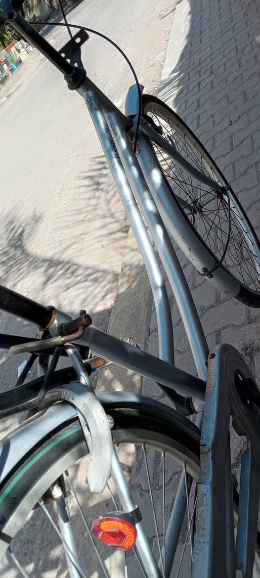 سلام عليكم بايسكل للبيع 2015 السعر 70 وبي مجال المكان نجف حي سلام ***********
