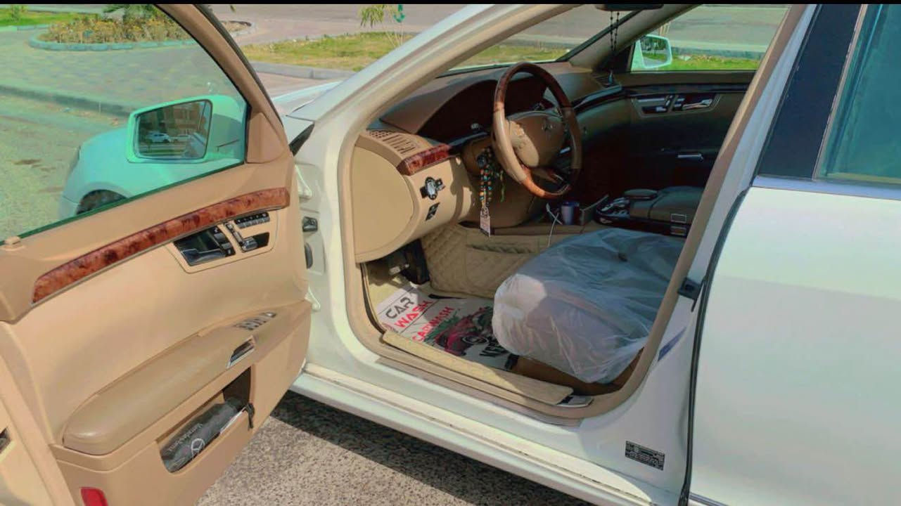 السلام عليكم 
مارسيدس S class 2007 لارج 
 محدثه 2013
محرك 350 العادي 
وكالة اربيل خليجي فول مواصفات 
رقم اربيل باسمي 
هزه وفحص جديد 
لارج 
خمس بردات 
خمس بصمات 
شاشة اصليه خلفية 
ماوس 
تليفون 
ثلاجة 
كراسي امامي والخلفي كهرباء
مسجل خلفي 
ويل كاب وتخم تاير جديد 
باطاريات تخم من الشركة قبل شهرين بدلتهم بيهم ضمان 
تبريد امامي خلفي بالتكم
صدر جديد امامي خلفي جدبد اصلي شركة 
وبعد بيها مواصفات s كثيرة 
سياره فقط داير الجاملغ الخلفي الايسر بي صبغ الدعاميات وداير الجاملغ الايمن بي شخط مع اسفل الباب 
مكان السياره بغداد 
الاتصال ***********
السعر 150  @ بغداد, العراق
