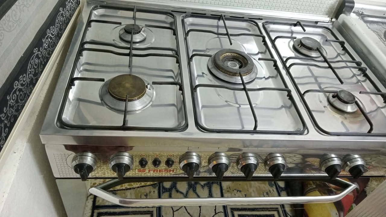 طباخ مستعمل للبيع نضيف خمس عيون شغاليه ويا الفرن السعر 200وبي مجال الاستفسار ***********
