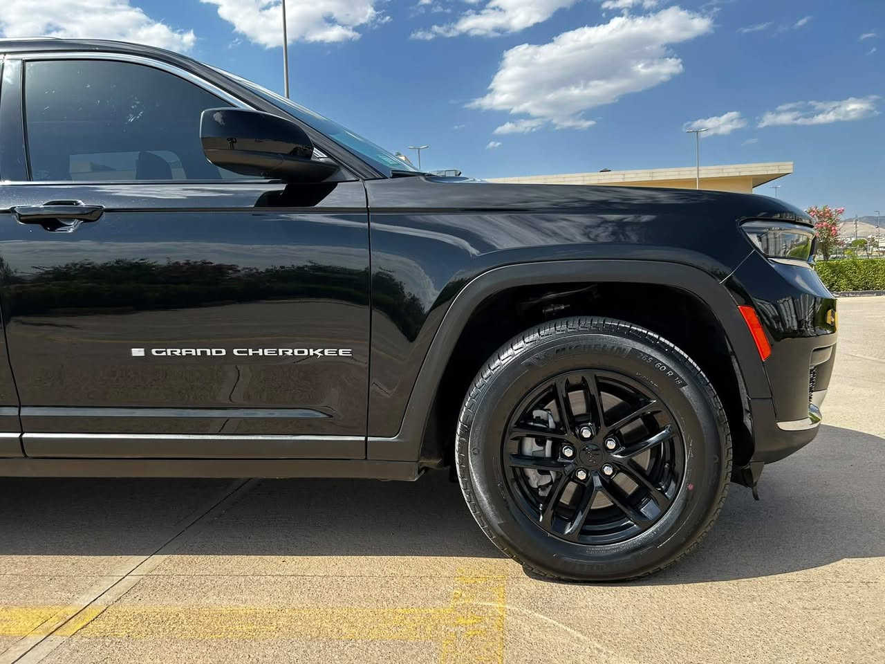 Grand Cherokee L 2024 4×4 
مواصفات لاريدو سلايد 

دەرگایەکی بیلادی گۆڕاوە دەعمی  خەفیفە 
ئێرباگی بەس  شانی سیستەمە
٣ پەڵە  بۆیاخی بچوکی هەیە

1C4RJKAG3R8574831 شانصى

Grand Cherokee L 2024 4×4

 بيها ٣ مكانات صغيرة صبغ  و  باب واحد  مبدل بيلادي 
و بس ايرباك  السكن سيستم
للبيع فقط
***********
مكان سليمانية
