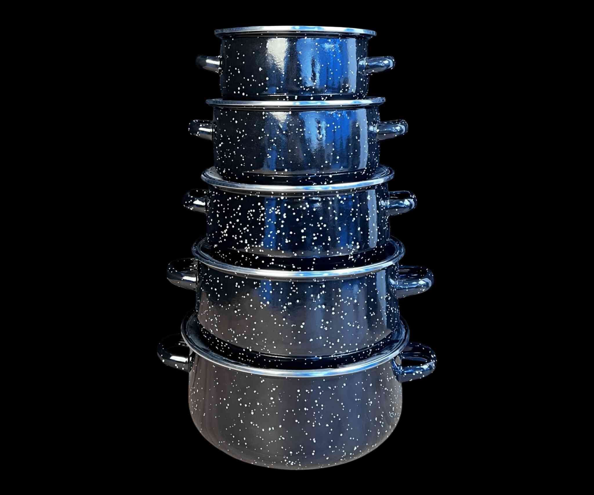 طقم قدور مينا فاخر 5 قطع بغطاء زجاجي – تصميم مرقّط مقاوم للحرارة

الاستخدامات

طهي الأرز، الشوربات، اليخنات، والمعكرونة.

تحضير وجبات يومية للعائلة بأحجام مختلفة حسب الحاجة.

مناسب للطبخ البطيء والطهي المتوازن.

مثالي للاستخدام المنزلي اليومي أو تجهيز السفرة.

المميزات

مصنوع من معدن مطلي بالمينا عالي الجودة مقاوم للحرارة.

توزيع متساوٍ للحرارة يساعد على نضج الطعام بشكل أفضل.

تصميم مرقّط أنيق يضيف لمسة فخامة للمطبخ.

أغطية زجاجية شفافة لمتابعة الطهي دون فتح الغطاء.

مقابض جانبية قوية وآمنة للحمل.

سهل التنظيف ولا يحتفظ بالروائح.

مناسب لمعظم أنواع المواقد (غاز – كهرباء).

المقاسات الفنية:

الكبيرة: قطر 24 سم × ارتفاع 11 سم

الأصغر من الكبيرة: قطر 22.5 سم × ارتفاع 10 سم

الوسط: قطر 20 سم × ارتفاع 9 سم

الأصغر من الوسط: قطر 16 سم × ارتفاع 8 سم

الصغيرة: قطر 18 سم × ارتفاع 8 سم

محتويات الصندوق

5 قدور بأحجام مختلفة.

5 أغطية زجاجية مطابقة.

تغليف كرتوني منظم للحماية.

قياس الكارتون:

24 × 24 × 28 سم

الملاحظات

يُفضل استخدام أدوات خشبية أو سيليكون للحفاظ على طبقة المينا.

لا يُعرّض للصدمة الحرارية المباشرة.

يُغسل يدويًا لإطالة عمر المنتج.

السعر(30000الف) فقط والتوصيل مجاني

للتواصل الخاص مفتوح


**إذا كنت صاحب هذا الإعلان وتريد حذفه لأي سبب، رجاءا أرسل رسالة إلى الدعم الفني**