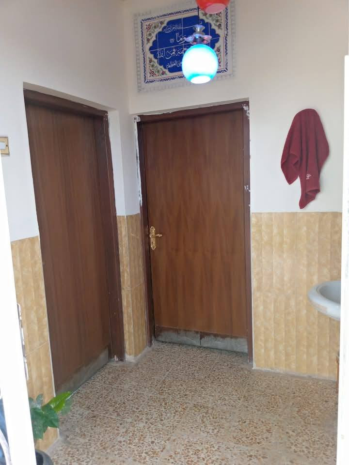 بيت 🏡للبيع🏡
المساحة..الكلية 500 متر
الموقع البدعية 
للبيع🏠 اوللمراوس 
البيت فول امفول حديقة عدد 2 امام البيت وخلف البيت واحده للضيوف وحديقة لل بيت 🏠 
مع بابين لدخول البيت باب لي استقبال الضيوف في واجهة اليبت وباب خلفي للسيارت
مع كراج يتسع لي سيارتين 🚘🚘
مكون البيت من 3غرف نوم 
في كل غرفه نوم حمام داخلي 🏠
مع مطبخ حار ومطبخ بارد
ومكون من حمامات
داخليه وخارجيه 
مكون من ديوانيه
و استقبأل وموزع 
منطقة سياحية
يتواجد هذا البيت بين نهر دجله والاسحاقي و حولكم بساتين وحقول اسماك والماء فول  وكل هاذا بسعر
السعر مناسب جداً أو بي مجال
للاستفسار الاتصال على رقم***********
