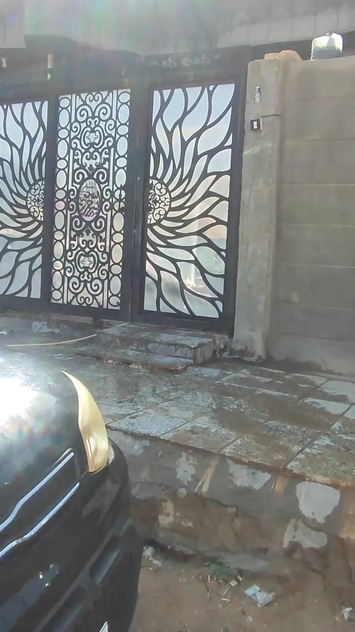 بيت للبيع المساحة ١٨٦ متر طابو صرف
الوجه ١٦ متر والنزال ١١.٥ تقريبا

بناء حديث درجة اولى يتكون من:

غرف نوم عدد ٢

صالة

مطبخ 

استقبال

ستارة + بيتونة

سطح فرشي 

صحيات خارجية

الموقع / حي الزهراء قرب مدرسة جبل عامل الشارع الفاصل بين الطابو والتجاوز

للاستفسار اكثر مراجعة المكتب او الاتصال

***********.     كاظم حسين
