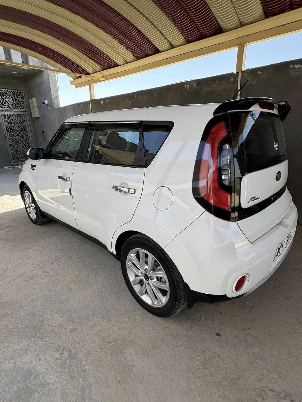 للبيع: كيا صول 2019 (Kia Soul) - مواصفات أمريكية بحالة ممتازة 🚗 تصليح درجة أولى وجاهزة للاستخدام فوراً ،ماكو اي نقص تفيد الجناي فول حدادية ،تخم تاير 

 المحرك :2000/gdi  غير مفتوح بلادي  
 اللون : ابيض 
 اللون الداخلي: [ مخمل اسود ]دواخل نظيفة جداً جداً

✨ المواصفات والأنظمة الأمريكية المميزة:
 شاشة ديسبريت ذكية تدعم Apple و Android Auto 

 تحكم ستيرن متكامل (حاكية، بلوتوث، تحكم بالمسجل).
 مثبت سرعة (كروز كنترول).

 أنظمة أمان متطورة (نظام مانع الانزلاق ،Abs وتثبيت حركة السيارة في المنحدرات) السياره ويل كب مع سبايدر شركة 
 تبريد وتدفئة ممتازة (شرط الثلج).

🛠️ تفاصيل الحادث والضرر 
 مكان الحادث: [في أمريكا: جاملغ أمامي وبنيد تبديل  وشبر من الباب (الباب مرشوشه )بدون أي تأثير على الشاصي أو اللغد. حادث العراق باب الجنطه بارد ورش 
قماره شواصي باقي الامور كفاله 
 الإيرباغات: سليمة بالكامل  
سونارها جوه بالصور 
 المحرك، الكير، التبريد، والتحويل بشرط الفحص (شغل واطلع).السيارة ب اسمي ورقم انكليزي بابل 

💵 السعر المطلوب  ١٢٧ ورقة  ]وقابل للتفاوض البسيط 
📞 للتواصل والاستفسار:
 رقم الهاتف:  ***********  واتساب او اتصال بالخدمة 

 مكان التواجد بابل /كفل

