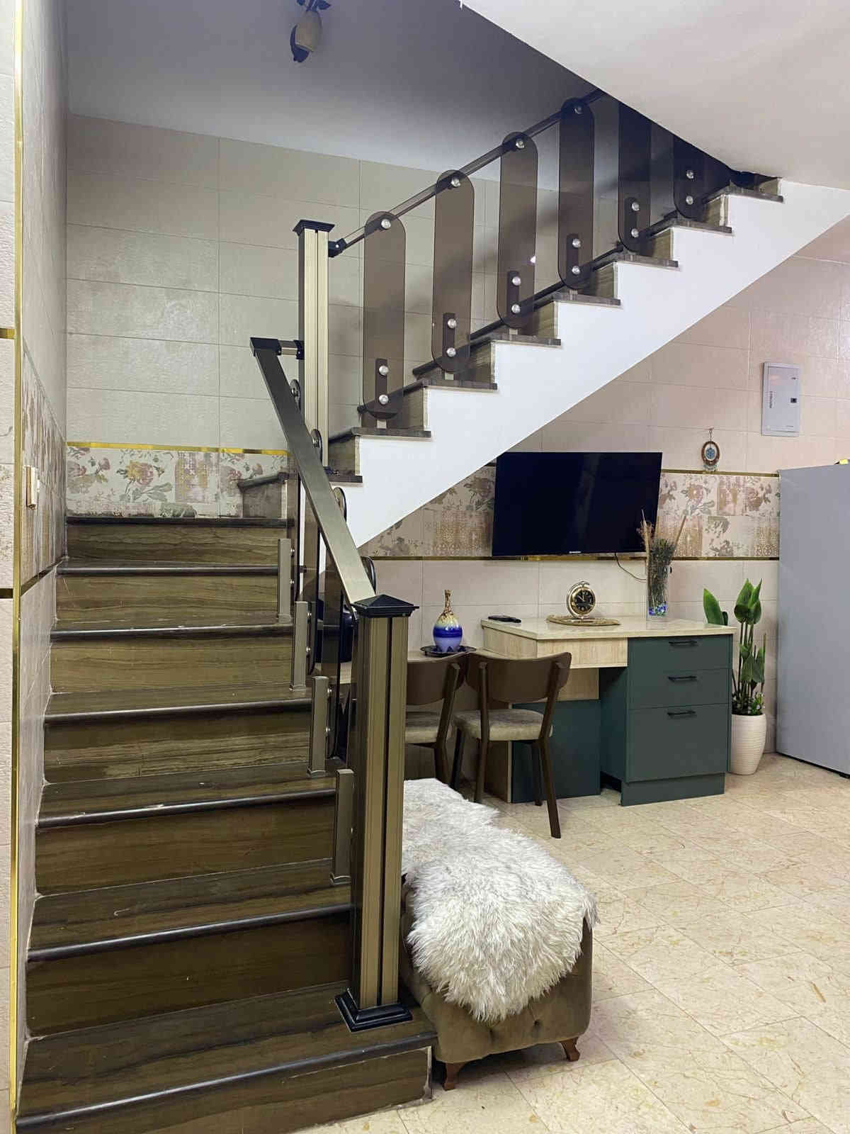 دار للبيع بناء سنه ٢٠٢٢ بناء درجه أولى مساحته ١٢٠ واجه ٦ ونزال ٢٠ بانيه على ايدي مو مقاول ٣ غرف نوم وصاله خدمات عدد ٢ بيتونه كبيره الارضيه مرمر مكانه  الشعب سوك شلال قرب وصفي المضمد سعره ب٣٠٠ بيه مجال موبايل ***********/ ***********
