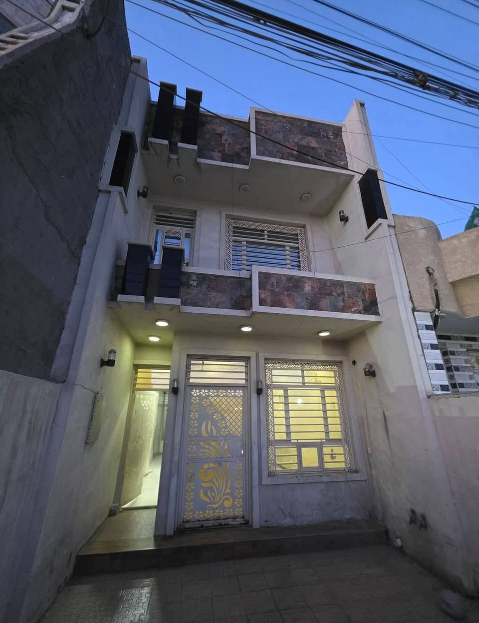 السلام عليكم
يعلن #مكتب_أرض_الخير 🏠

دار للبيع مساحة 100م واجهة 5م نزال 20م 

📍الموقع : حي الجهاد _ الأساتذة _ خلف الـ4شوارع مباشرةً 

يقع الدار على شارع 15م و رصيف عريض ومقابل ساحة 👍

يحتوي الدار على طابق ونصف 

الطابق الأول : استقبال + مطبخ + خدمات + منور +غرفه نوم 
الطابق الثاني : غرفه نوم + خدمات + سطح 

الدار يحتاج الى ملاحظات بسيطه 

صبغ الجدران 
تبديل باب الأستقبال و باب غرفة الطابق الاول
أناره الدار والواجهة   

سعر الدار مناسب 

للأستفسار :
***********
