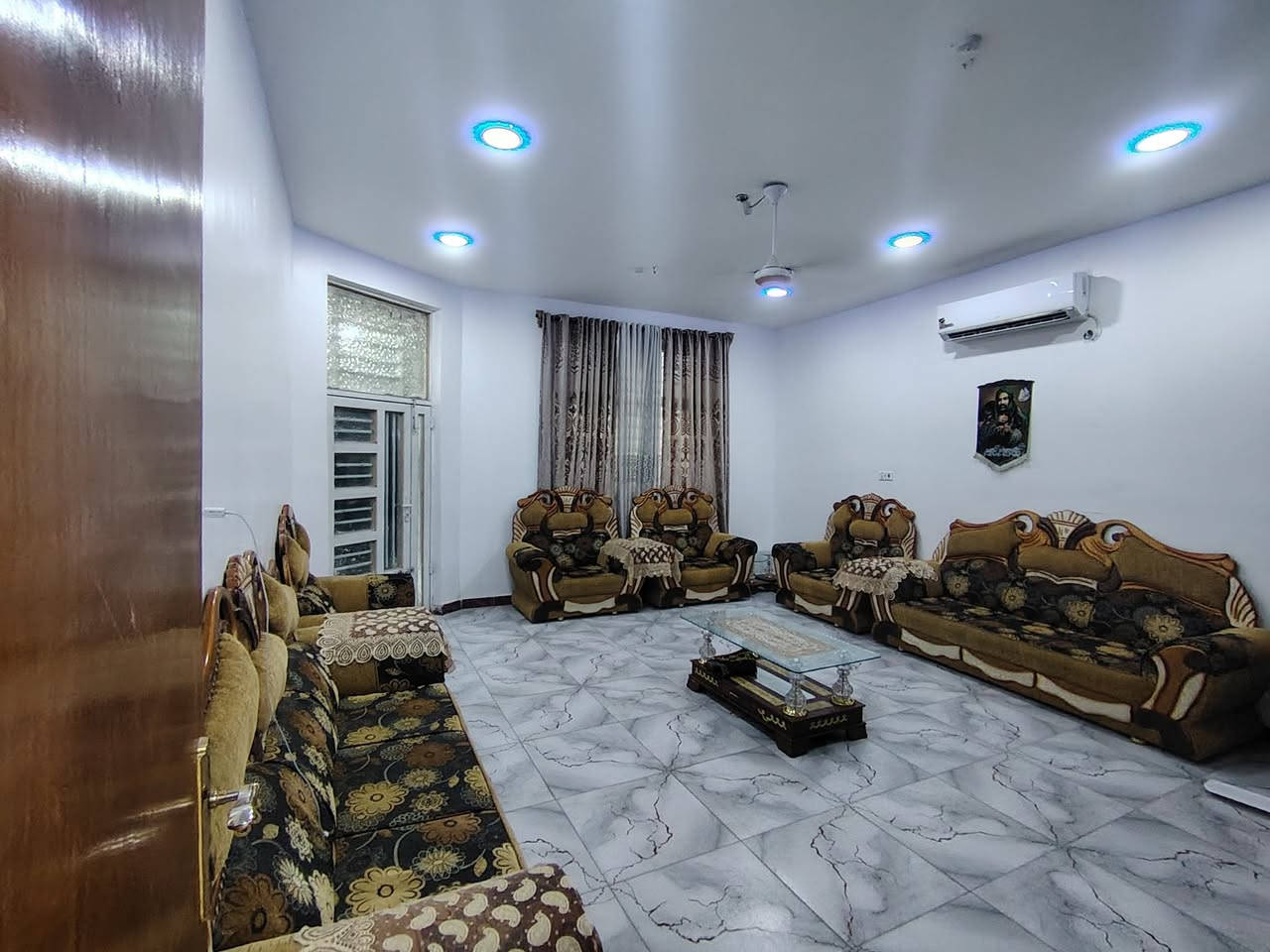 بيت للبيع كوت حي الحكيم شارع علاء غريب مساحه 400متر لبيت 200والحديقه 200متر بناء طابوك سكف صب مرقم من قبل بلدية واسط خدمات ماء كهرباء مجاري علمن يباع مع دار ...كامنتر..مع سبالت..مع ..تخم الاستقبال.......يتكون دار من...غرفتين نوم...هول...مطبخ..استقبال..مجمع صحيات..كراج..حديقه
#للاستفسار_مرجعة_مكتب_الريان_الاستثمار_العقار_كوت_حي الحكيم شارع علاء غريب او قرب أسواق باب الحارة 
بإدارة حسين ابوسند الركابي 
***********
