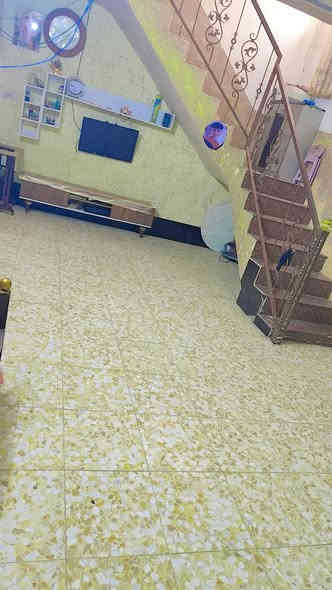 دار لبيع ابو خستاوي شارع الغسل مساحته 140م قريب على شارع كربلاء  طابقين يحتوي على غرفتين وصاله واستقبال ومطبخ وحديقه وسطحين سعره 55 مليون وبي مجال بسيط الاتصال بلرقم ***********
