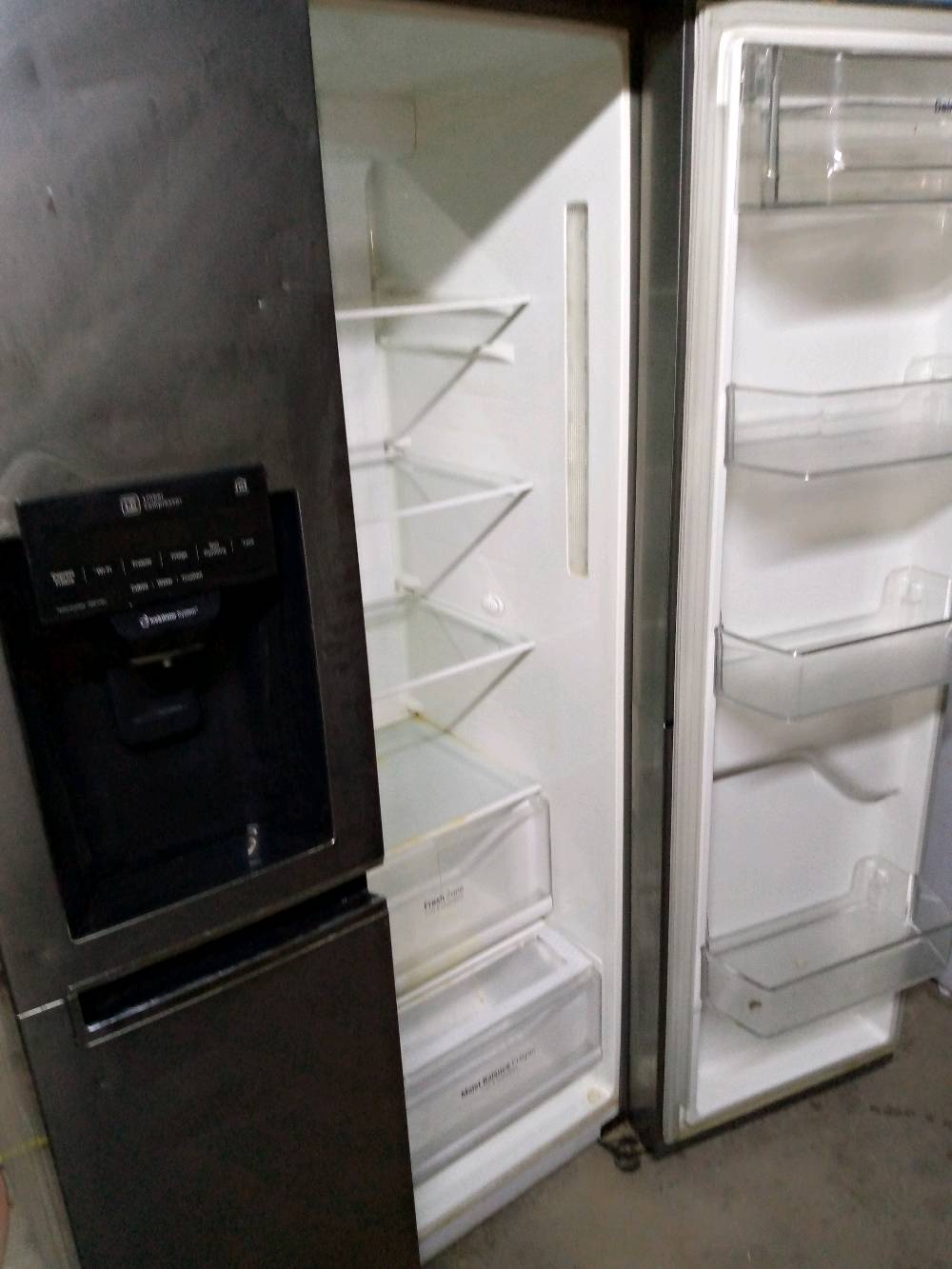 ثلاجه ال جي حجم كبير انفرتر للبيع محتاجينه ودنبيعها الشراي يتفضل خاص مستعجلين على بيعتها نظيفه على الفحص