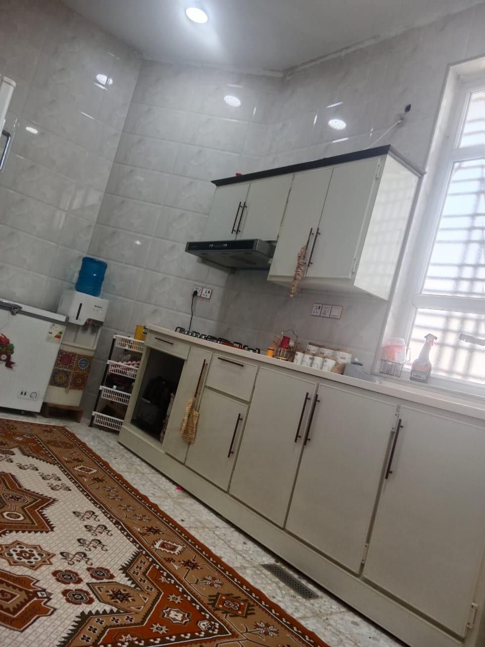 السلام عليكم بيت بحي المكرمه ركن مربع ١٠في ١٢ونص المساحه ١٢٦متر على شارع ١٥ وشارع ١٠ على ساحه الطابق الأول غرفه واستقبال ومطبخ وصاله وحمامات اثنين الطابق الثاني غرفه وصاله وحمام مع سطح مع بيتونه وسطح ثاني بناءً سنه ٢٠٢٢ السعر ١٨٠مليون الاتصال ***********
