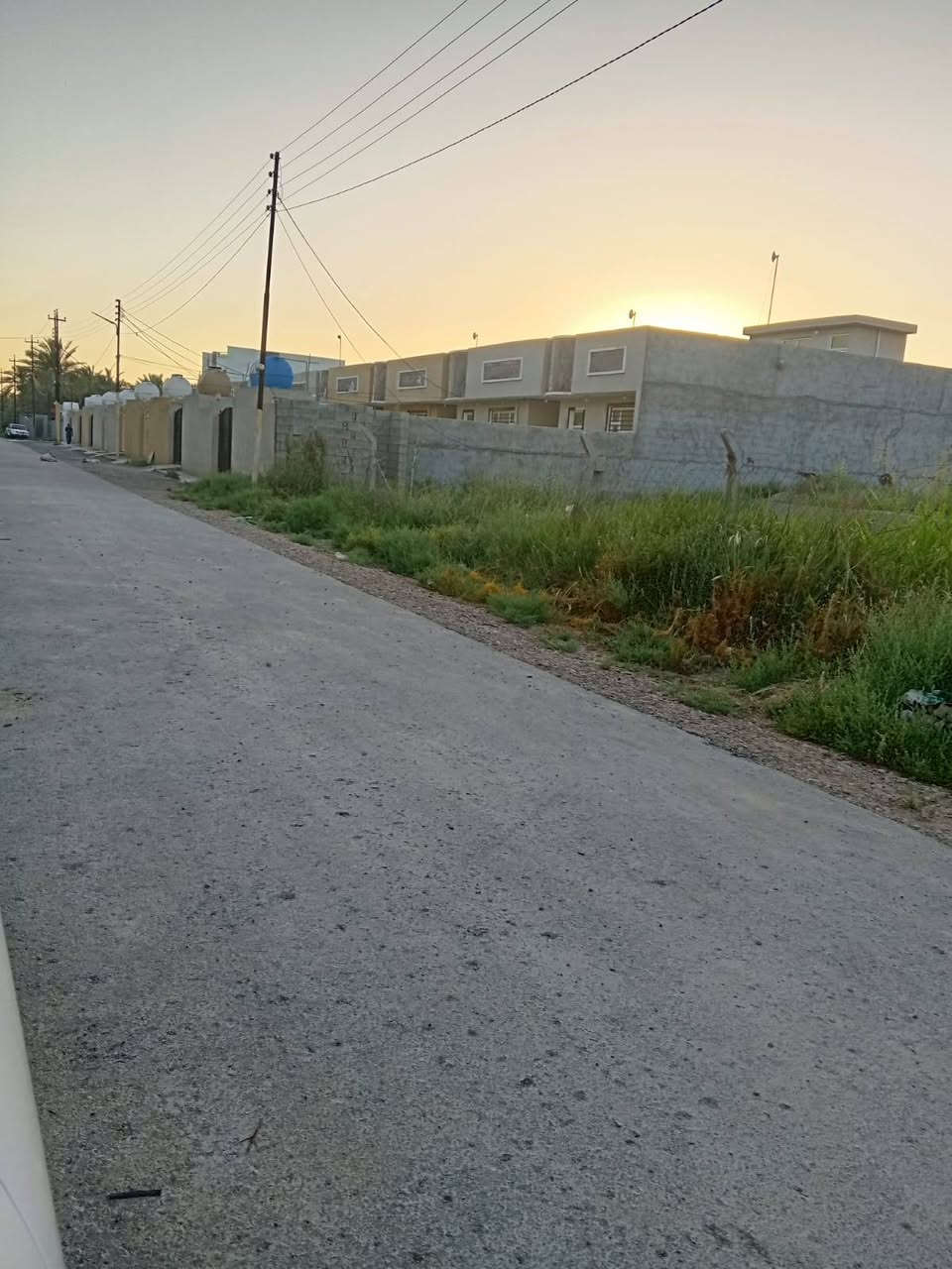 السلام عليكم دونم للبيع طابو زراعي 25 بسمي مي وكهرباء وتبليط جاهز للسكن وبي بتلو الموقع العثمانية خلف اسواق الكربولي بمسافه الاستفسار اكثر اتصل ***********
