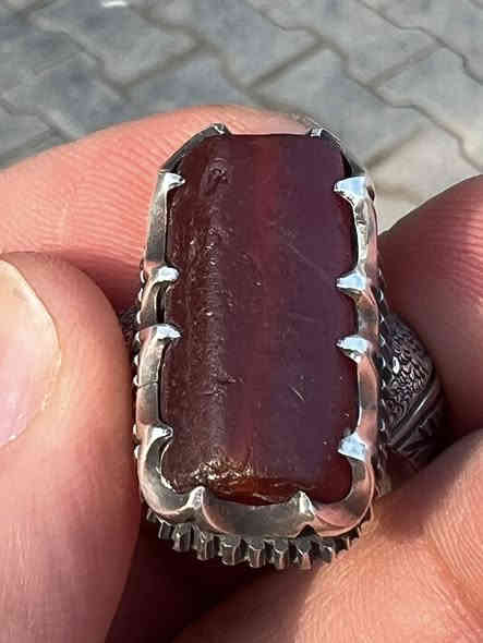 خاتم عقيق يماني قديم عباسي تحفه التحف وبصياغه يدويه تحفه ولو احمر غمق جدا العنوان الكوت للاستفسار الاتصال على ***********
