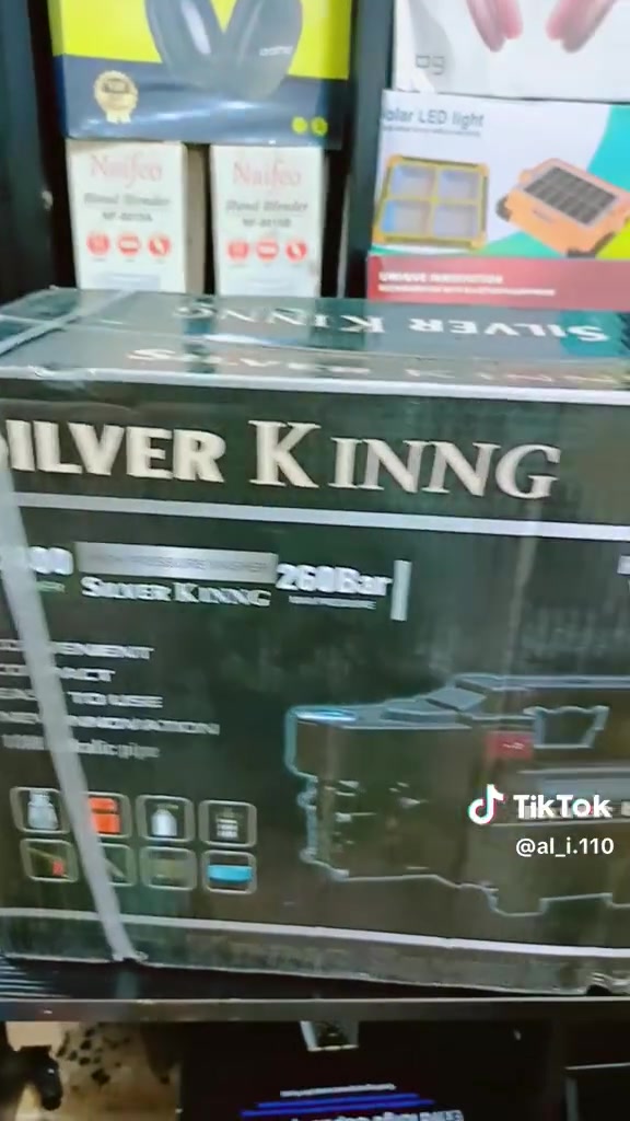 هذه الصندوق يحتوي على مضخة غسيل وتنظيف بضغط عالٍ (High-Pressure Washer) من علامة تجارية تُدعى SILVER KINNG. تم تصميم هذه الماكينة لتوفير تنظيف قوي وسريع للسيارات، الحوش، الجدران، والأسطح المختلفة.
​1. المواصفات الفنية الأساسية (Technical Specifications)
​من خلال البيانات المكتوبة على الواجهة الأمامية للصندوق، تأتي الماكينة بالمواصفات التالية:
​القوة والقدرة (Power): تبلغ قدرة المحرك 2400 واط (2400W)، مما يمنحها قوة دفع ممتازة لإزالة الأوساخ المستعصية.
​أقصى ضغط (Max Pressure): تصل قوة الضغط إلى 260 بار (260Bar)، وهو ضغط عالٍ جداً ومناسب للاستخدامات المنزلية القوية وشبه الاحترافية.
​طول هوز (خرطوم) الماء: يأتي معها هوز هيدروليك بطول 10 أمتار (10M hydralic pipe)، مما يعطي مرونة وحرية كبيرة في الحركة أثناء الغسيل دون الحاجة لنقل الماكينة باستمرار.
​2. مميزات التصميم والتشغيل
​تم إبراز عدة مزايا تسويقية وعملية على الكرتون:
​CONVENIENT (مريحة وملائمة): سهلة الإعداد والتشغيل.
​COMPACT (مدمجة وصغيرة الحجم): تصميمها ملموم ولا يأخذ مساحة كبيرة عند التخزين، كما يسهل حملها.
​EASY TO USE (سهلة الاستخدام): لا تتطلب تعقيدات في التشغيل، ومناسبة للجميع.
​NEW INNOVATION (ابتكار جديد): إشارة إلى اعتمادها على تقنيات حديثة في ضخ المياه وتوفير الطاقة.
​3. الملحقات المرفقة (Accessories)
​في الزاوية السفلية اليسرى من صورة الصندوق 1000216342.jpg، تظهر أيقونات توضح الملحقات التي تأتي داخل العلبة، وتشمل:
​مسدس الرش (Spray Gun): للتحكم في تدفق المياه وقطعها.
​قضيب التمديد (Lance/Wand): يركب في المسدس للوصول للأماكن البعيدة أو الضيقة.
​علبة الصابون/الرغوة (Foam Bottle): لخلط الشامبو ورش الرغوة (الفوم) مباشرة على السيارة أو السطح المراد تنظيفه.
​وصلات وفلاتر مياه: لربط خراطيم المياه وتصفية الشوائب لحماية المضخة الداخلية.
​خرطوم إضافي أو ليّ شفاف: لسحب المياه (من سطل أو مصدر ماء).
​ملاحظة: الماكينة تظهر في الصورة بتصميم مدمج باللون الأسود بالكامل مع زر تشغيل/إيقاف محمي ضد الماء (باللون الأحمر) في الأعلى لضمان السلامة أثناء العمل.
#السعر 65الف فقط توصيل داخل هيت الف جميع المحافظات 5الف للطلب مراسلة الصفحة أو الاتصال على الواتساب ***********
***********
