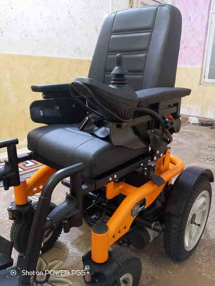 عربة معوقين جديده غير مستخدمه للبيع للإستفسار ***********
