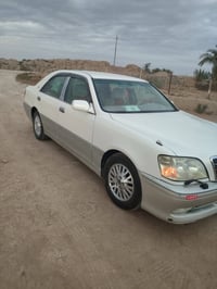 بيع فقط  كراون ملكه  موديل 2000 الون ابيض لؤلؤي محزم  دخول جديد ماشيه ...