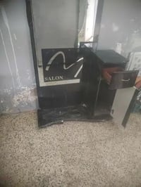 مراية • صالون/حلاقة • نظيفه