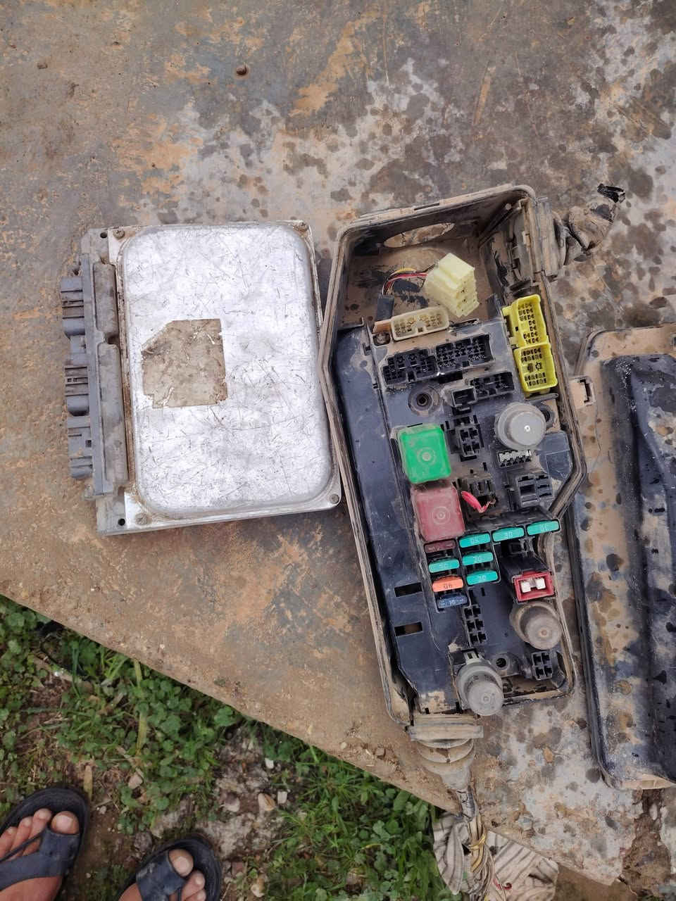 سلام عليكم
اخوان عندي هاي الغراض محرك بدون ضفيره بس عقل +تخم تايرات هنه والوياله + تانكي بانزين + كاردن + اكسل + لويات + شباك + راديتر ابيع شلع ويه المحرك 2500 سته بساتم بدون كير بسعر ٧ ارواق
***********
