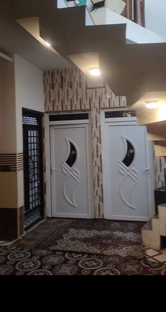 دار للبيع الموقع حي الملايين الثانية تقطيع فياض المساحة 150متر حديث البناء غرفتين نوم وهول واستقبال ومطبخ وصحيات داخل وخارج السعر 77 مليون وبي مجال بسيط قريب على مدرسة للأستفسار اكثر ***********
