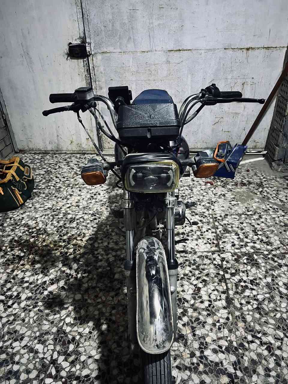 السلام عليكم دراجه سيڤان ٥كير للبيع دراجه نص نكره شغاله سلف هندر دبلات خلفي امامي جديد كابريتر جديد اصلي والسيبايه موجوده ما شاده تاخذه ويه الدراجه محرك لا تبخير لا صوت فقط الصره مسحوكه تصلح ب ٥الاف دراجه نقصه كشن اشاير بك لايت فقط عليه عقل رياضي فصله نار توصل دراجه حلوه مكاني الشعب السريدات قرب ماركت الشام *********** موجود واتساب ومازنجر
