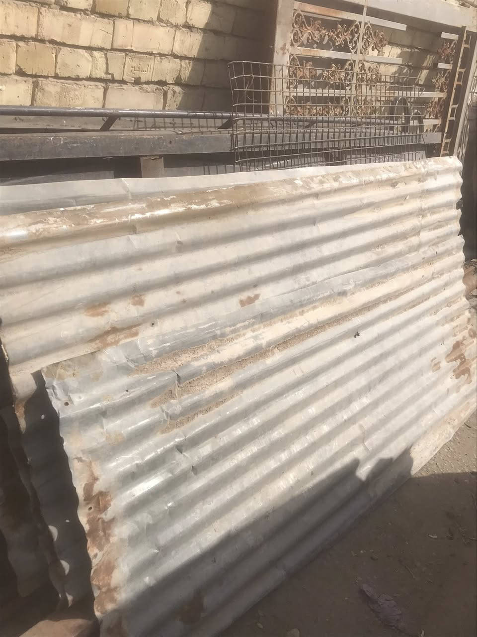 السلام عليكم .
1- شباج طول بعرض متر واحد باب واحد ينفك وينسد للبيع بسعر 50 .

2- جينكوات حديد عدد 4 الطول مترين ونصف والعرض متر ونصف الوحده على 10 الاف .

3- باب خارجي طلاقه وحده الطول مترين وشويه والعرض متر ونصف السعر 75 الف .

4- درج حديد الطول 3 متر 11 بايه للبيع بسعر 75 الف .

العنوان بغداد بوب الشام للاتصال *********** .

توجد خدمه توصيل .
