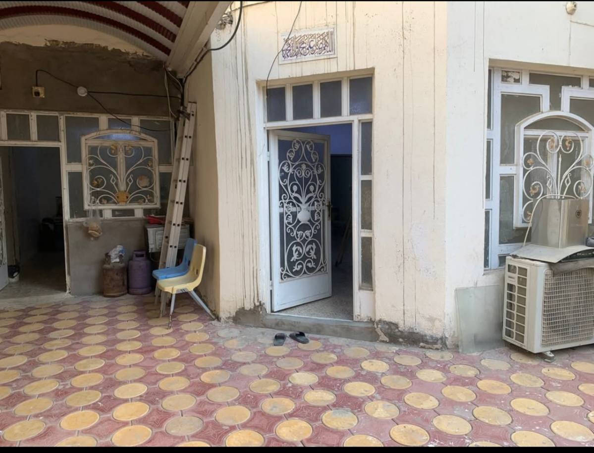 بيت 🏠 بحي العسكري كوفه  المساحه 170متر   عرض الشارع 8متر
الطابق الرضي ستقبال او صاله او مطبخ او صحيات 
ساحه خارجيه معه صحيات 
الطابق الثاني يحتوي على غرفتين نوم 🛌
الرقم :***********
