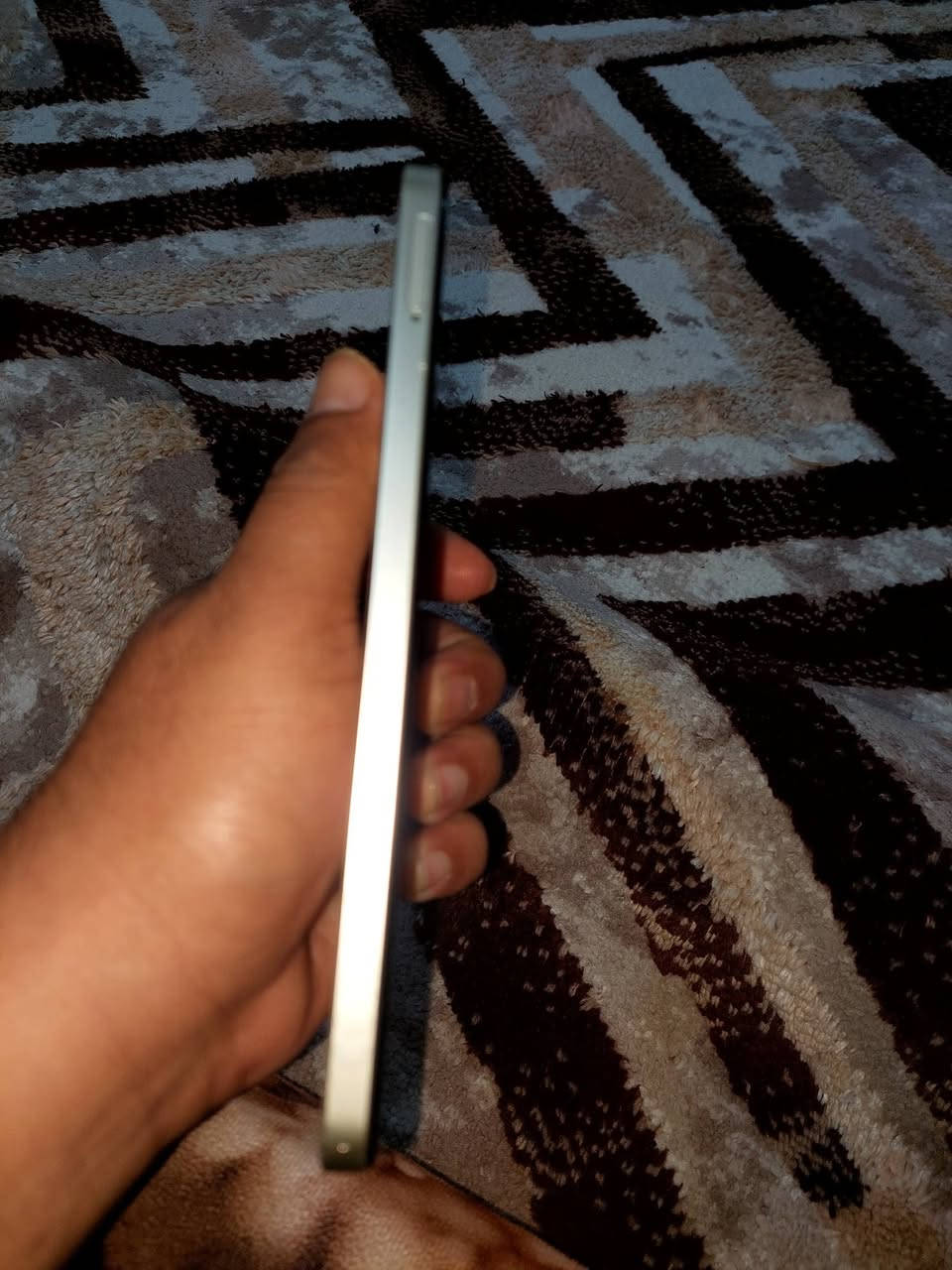 ريلمي C75 كجهاز اقتصادي متين بمقاومة عالية للماء والغبار (معيار IP69)، وشاشة 6.72 بوصة FHD+ بمعدل 90 هرتز، ومعالج MediaTek Helio G92 Max، مع ذاكرة تخزين 256 جيجابايت و8 جيجابايت رام، بالإضافة إلى بطارية ضخمة بسعة 5828 مللي أمبير وشحن سريع 45 واط. المواصفات التفصيلية لهاتف ريلمي C75: الشاشة: 6.72 بوصة من نوع IPS LCD، دقة \(1080\times 2400\) بيكسل (+FHD)، سطوع حتى 690 شمعة، ومعدل تحديث 90 هرتز.المعالج: ميدياتك Helio G92 Max ثماني النواة (12 نانو ميتر) مع معالج رسومي Mali G52.الذاكرة والتخزين: 8 جيجابايت رام + 256 جيجابايت مساحة تخزين داخلية، مع دعم رام ديناميكية إضافية.الكاميرات:الخلفية: مزدوجة/ثلاثية 50 ميجابكسل (رئيسية) مدعومة بالذكاء الاصطناعي.الأمامية (سيلفي): 8 ميجابكسل.البطارية والشحن: بطارية 5828 مللي أمبير تدعم الشحن السريع بقوة 45 واط.نظام التشغيل: أندرويد 14 مع واجهة ريلمي UI 5.0.المتانة: مقاومة للماء والغبار بمعيار IP69 وشهادة TÜV Rheinland، وحماية عسكرية للشاشة.مميزات إضافية: منفذ USB Type-C، مستشعر بصمة، دعم تركيب شريحتين 4G وكارت ذاكرة خارجي. المميزات الرئيسية: مقاومة استثنائية للماء والغبار (IP69).بطارية ضخمة وشحن سريع 45 واط.شاشة بدقة FHD+ وتحديث 90 هرتز.مساحة تخزين كبيرة (256 جيجابايت). العيوب: المعالج Helio G92 Max بمعمارية 12 نانو قديمة نوعاً ما، مما يجعله أداءً اقتصادياً وليس للألعاب الثقيلة.نوع الشاشة IPS LCD وليس AMOLED.لا يدعم تقنية NFC. 
السعر 175الف وبي مجال بسيط 
***********
