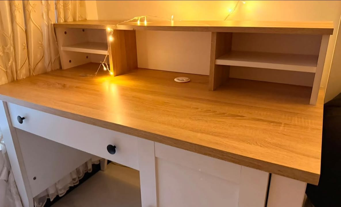 ميز دراسة إيكيا IKEA معروض للبيع 
كلش نظيف ومابي أي ضرر 
كومدي جبير طابقين، وجرارة، ورف سفلي لتخزين الكتب، وسطح الميز واسع بالاضافة الى الرفوف الي بيه


**إذا كنت صاحب هذا الإعلان وتريد حذفه لأي سبب، رجاءا أرسل رسالة إلى الدعم الفني**