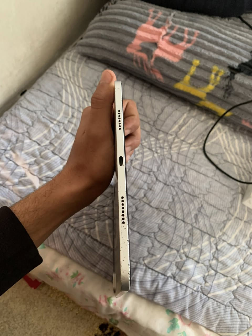 السلام عليكم ايباد 11برو موديل 2021.  معالج M1  ذاكره 128لون رصاصي  جهاز ما مبدل بي اي شي قفط هذا الكسر بالشاصي وما مأثر على الشحن وانطيك ضمان وياه هذا فريز درجه حراره سالب 7- مكاني بغداد جسر ديالى الجديد رقمي.    ***********.     .  متواجد واتساب وفيس فقط السعر 500 قفل  يرهم مراوس ويا آيفون 13برو ماكس أو 14
