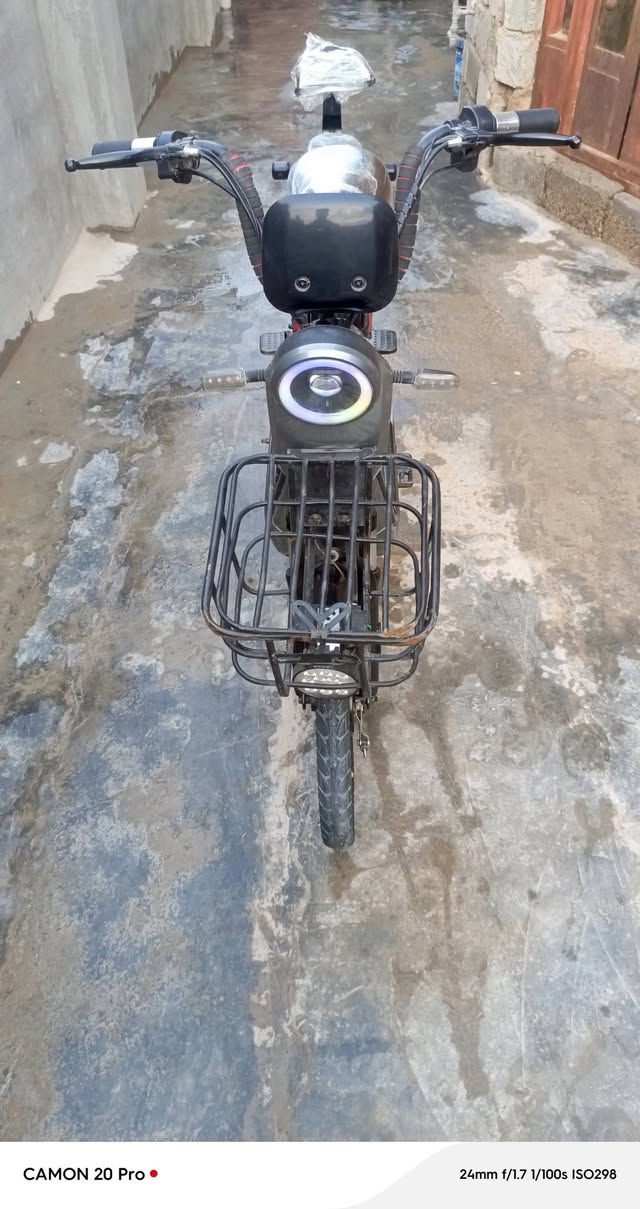 السلام عليكم
للبيع او مراوس 
دراجه شحن نوعيه(دراجات بغداد) 6 بطاريات يقرن 10 كهربائيات كلها شغاله بصمه تشغيل عن بعد جهاز انذار مانع للسرقه اربع سرع لايت زنون اشاير شغاله سماعه بالشاشه MB3 مكاني فلوجه رقم الهاتف الاثير بي واتساب ***********~*********** السعر 250 وبي مجال
