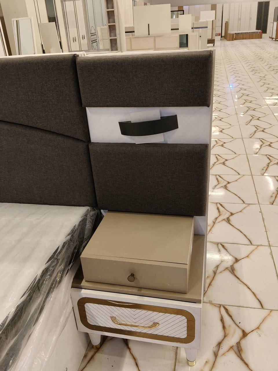 10 قطع كنتور ملحق اناره براكيت بالسرير شازلون مخزن سرير مخزن متوفره الان في معرض الشركه الكائن طريق رفاعي نصر مجاور جامعة اوما الاهليه للاستفسار اكثر يرجى الاتصال على الارقام التاليه 
***********
*********** واتس فايبر تلگرام 
البيع بطريقة النقد والاقساط 
الشد والنقل داخل محافظة ذي قار مجانا
