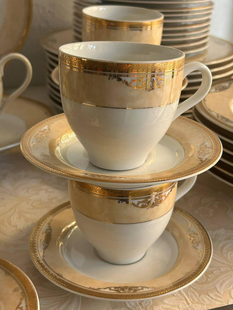 طقم سفره بولندي من إصدارات شيفلد ٩٥ قطعه 
بماء الذهب وارد  دبي.  بالكراتين الاصليه 👌


**إذا كنت صاحب هذا الإعلان وتريد حذفه لأي سبب، رجاءا أرسل رسالة إلى الدعم الفني**
