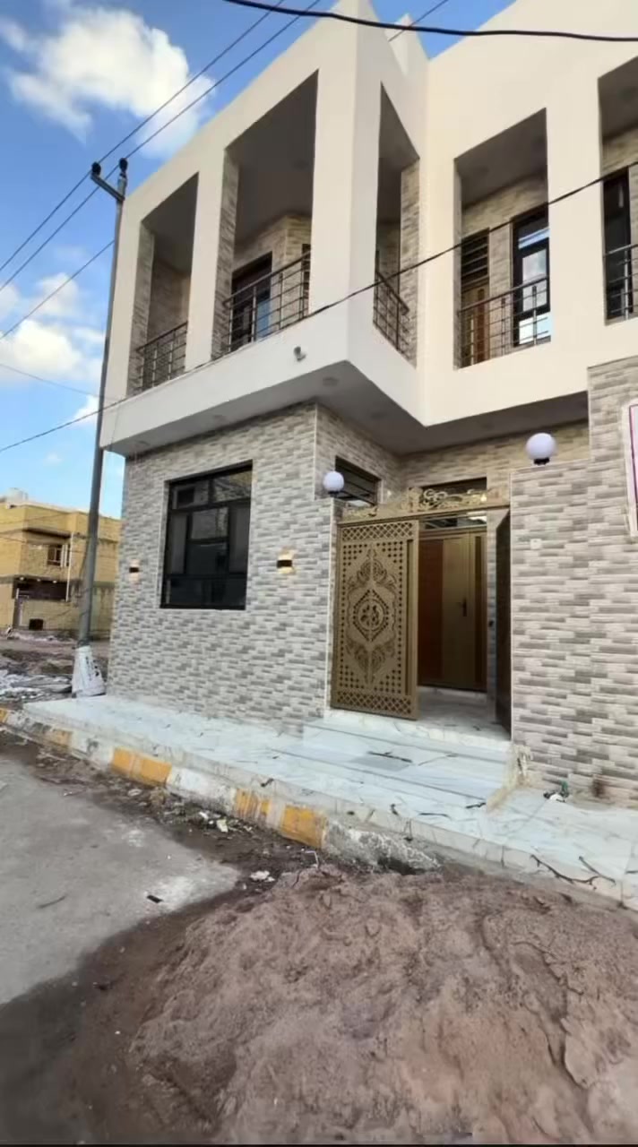 ‼️ بيت للبيع تضحيه نهايه شارع العياده حي المالكي
🛑دار طابقين بعده ما سكون يحتوي عله ٣ غرف الطابق الارضي غرفه معه صحيات داخليه وخارجيه واستقبال وصاله ومناور ومطبخ 

🛑 الطابق الثاني يحتوي على غرفتين ومطبخ وصحيات وصاله كونكريت مسلح سطح شتايكر بناء ٢٠٢٦ درجه اولى منطقه كافه الخدمات مساحه ١٠٠ متر امامي السعر ١٥٠ معه المجال للتواصل ***********
