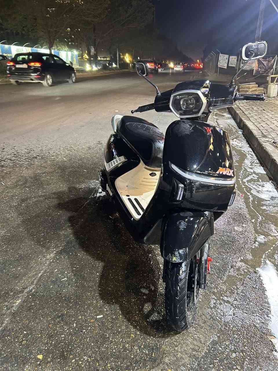 دراجه شحن  Max بطاريه ليثيوم  الكبيره مو صغيره ضمان 5 سنوات بل بطاريه  جديده استعمال 4 اشهر دراجه جديده وكلشي بيها شغال تمشي 99 تقفل تشغيل عن بعد مثبت سرعه 3 سرعات بيها   نظام البك وبصميتين 
السعر / مليون وبيها مجال . 
للتواصل واتساب *********** مكاني بغداد حي الجهاد
