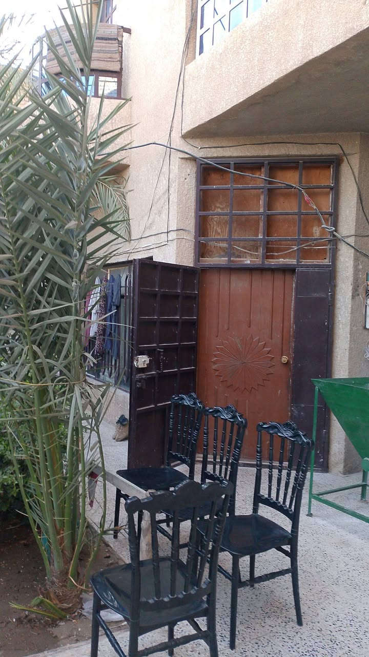 بيت للبيع في شارع گراج الاسدي(الخدمات ) مقابل افران الشاكرين خدمي 200م طابقين اربع غرف نوم وصيحات حديقه داخليه وحديثه خارجيه مقابيل البيت  ***********
