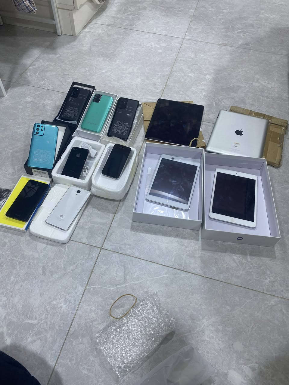 السلام عليكم
4 ايبادات ابل وياهن 8 تلفونات / 2 ابل 1 شاومي 5 ماعرل شنو نوعيتهم مال بظاعه dhl واحد من تلفونات مابي ظهر فحصهن الك خادم بس تلفون مابي ظهر مفاحصه يشتغل او لا فتحونه بيهن مزاد


**إذا كنت صاحب هذا الإعلان وتريد حذفه لأي سبب، رجاءا أرسل رسالة إلى الدعم الفني**