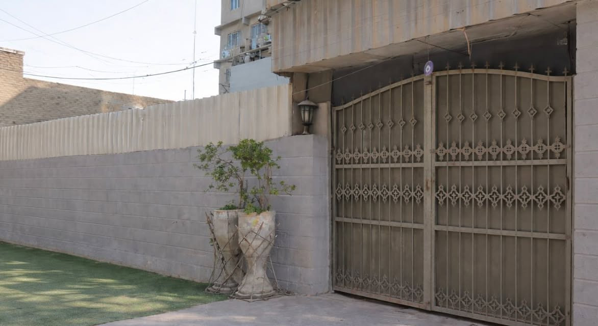 🏠 بيت للإيجار 🔑– بغداد
خلف مستشفى الاندلس 📌
  | محلة 101 / زقاق 79
🚪5 غرف + مطبخ 2 ➕ هول + حمّام2 + 3 مناور + طرمه صغيره 🏕️سطح كبير 
📐 المساحة181 م² 📐واجهه 11ونص 
عائله 👩‍❤️‍👨او ⤵️
مناسب لشركة / مكتب / مطبعة/ مخازن شركه ✨
💰 الإيجار: مليون وربع قفله 🔒رجاءاً السعر ثابت   استفسار اكثر  على الارقام التأليه 
***********مصطفى الحمداني
